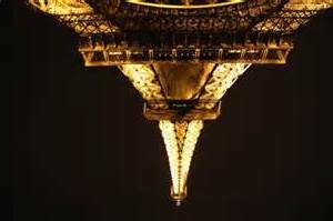 tour-eiffel-renversee